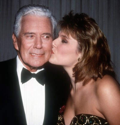 MANGE GODE MINNER: Her er Mona Grudt avbildet sammen med den avdøde skuespiller John Forsythe i 1990. Foto: NTB Scanpix MANGE GODE MINNER: Her er Mona Grudt avbildet sammen med den avdøde skuespiller John Forsythe i 1990. Foto: NTB Scanpix